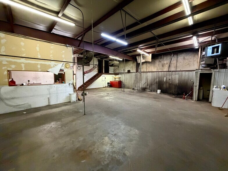 More Photos Of 403 W 2nd St, Sand Springs Manufacturing For Sale