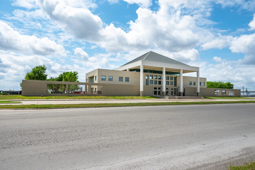 More Photos Of 1024 Texas Yes Blvd, Robstown Office For Lease
