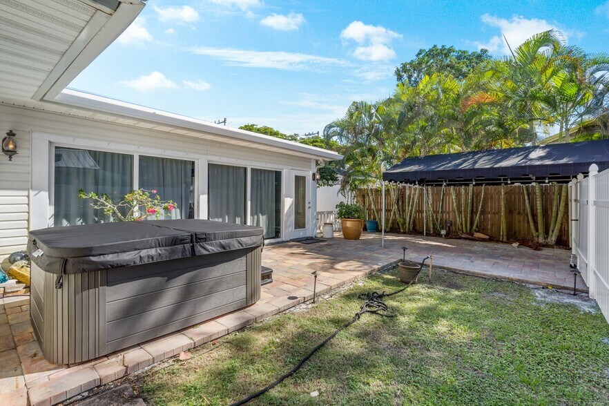 More Photos Of 301 NE 1st St, Delray Beach Freestanding For Sale