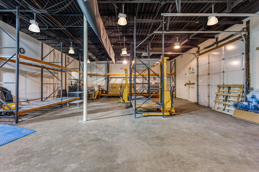 More Photos Of 1910 Pendleton Dr, Garland Flex For Lease