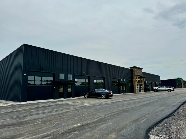 More Photos Of 21118 Wade Rd, Springdale Flex For Lease