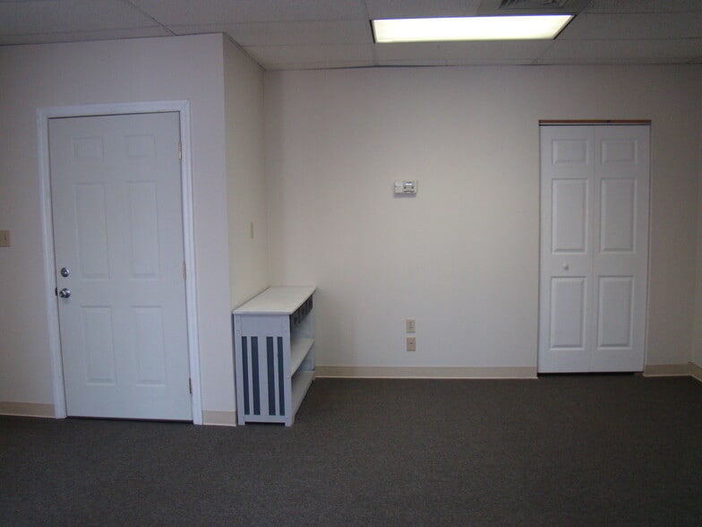More Photos Of 619 W Main St, Carnegie Flex For Lease
