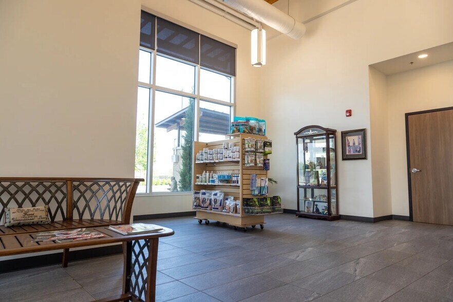 More Photos Of 2020 N Kelly Ave, Edmond Veterinarian Kennel For Sale