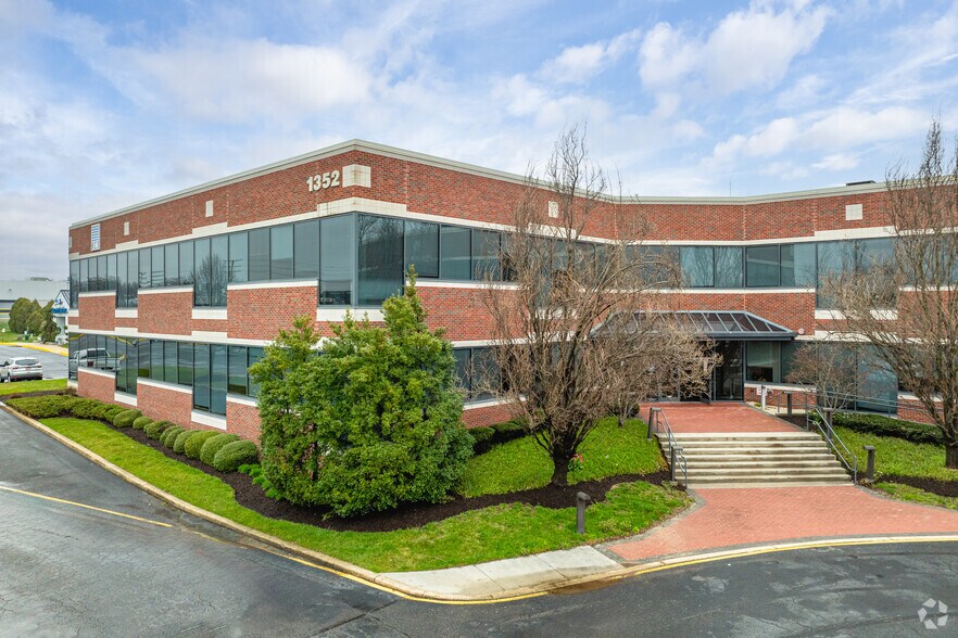 More Photos Of 1352 Marrows Rd, Newark Office For Lease