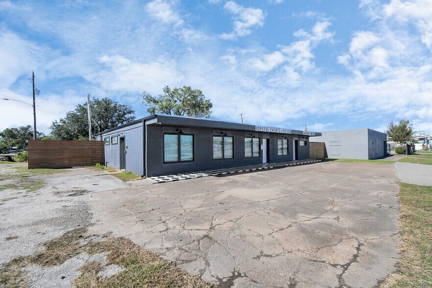More Photos Of 11605 W Hardy Rd, Houston Storefront Retail Office For Sale