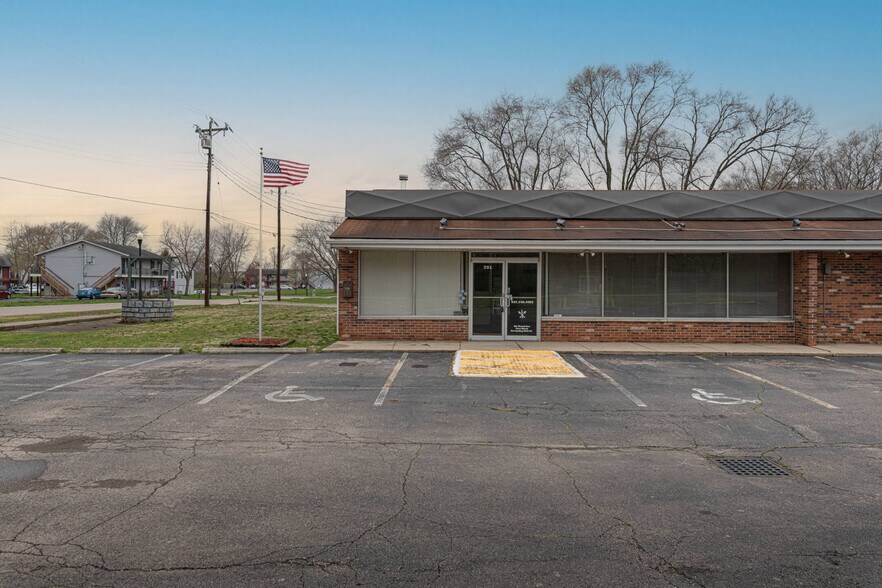 More Photos Of 749-751 Dayton Oxford Rd, Carlisle Freestanding For Lease
