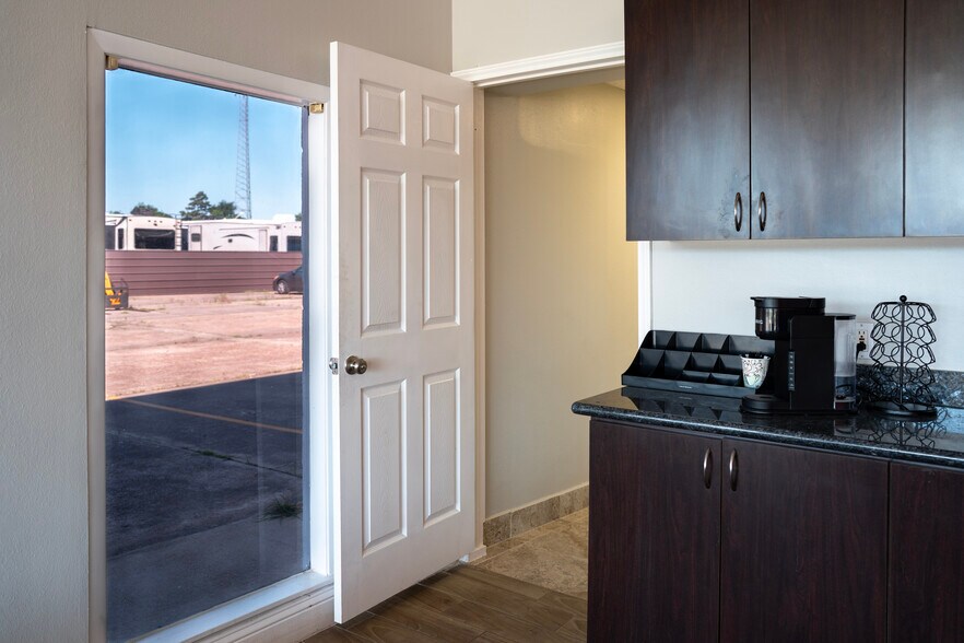 More Photos Of 4925 Avenue H, Rosenberg Warehouse For Lease