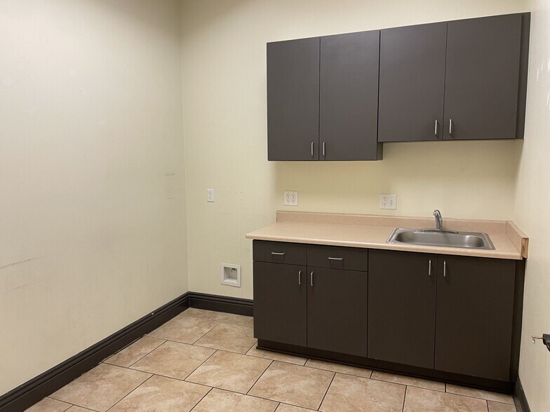 More Photos Of 627 W Avenue Q, Palmdale Medical For Lease