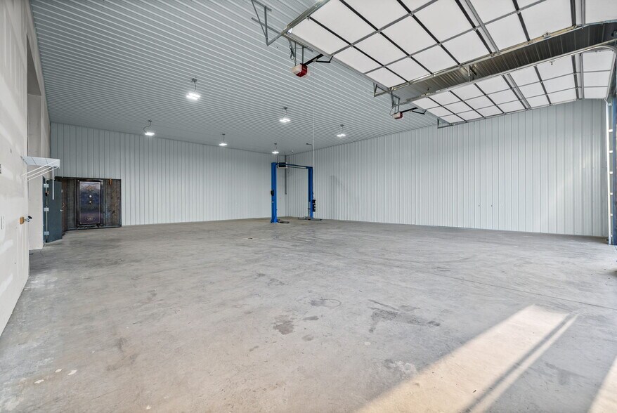 More Photos Of 1040 Smokestack Dr, Clarksville Warehouse For Lease