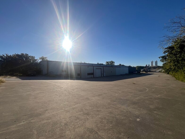 More Photos Of 5526 Crystal Lake Blvd, Dallas Warehouse For Lease