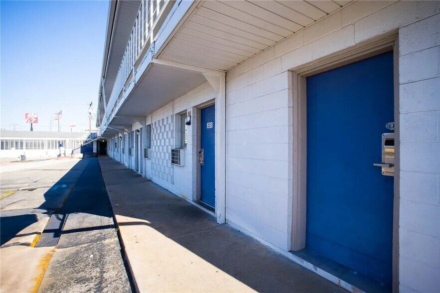 More Photos Of 520 S Jackson St, Jacksonville Hotel For Sale