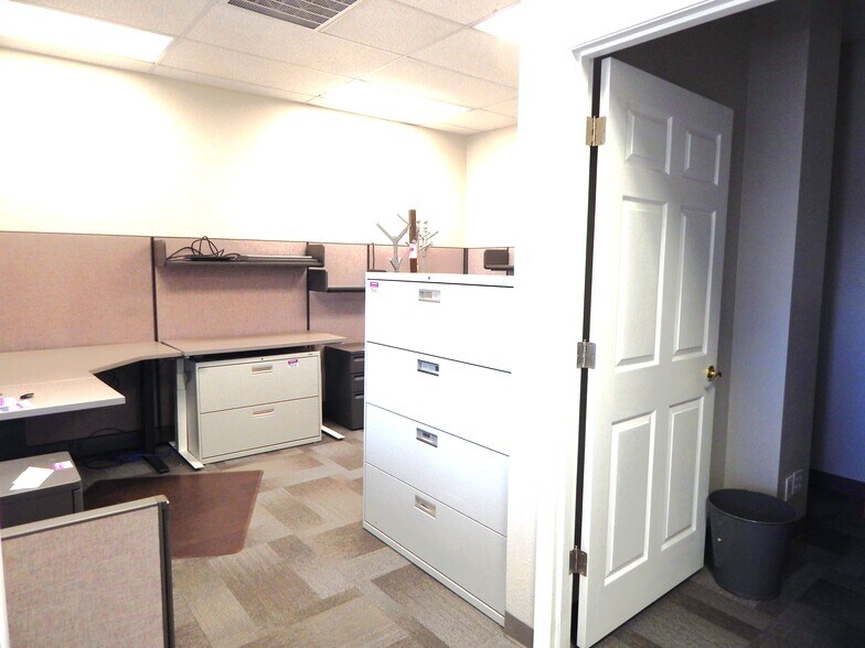 More Photos Of 2020-2040 NW Newcastle St, Roseburg Office For Lease