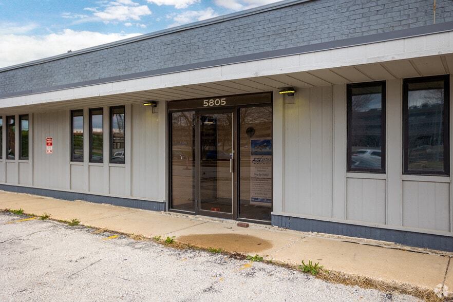 More Photos Of 5805 Fleur Dr, Des Moines Storefront Retail Office For Lease