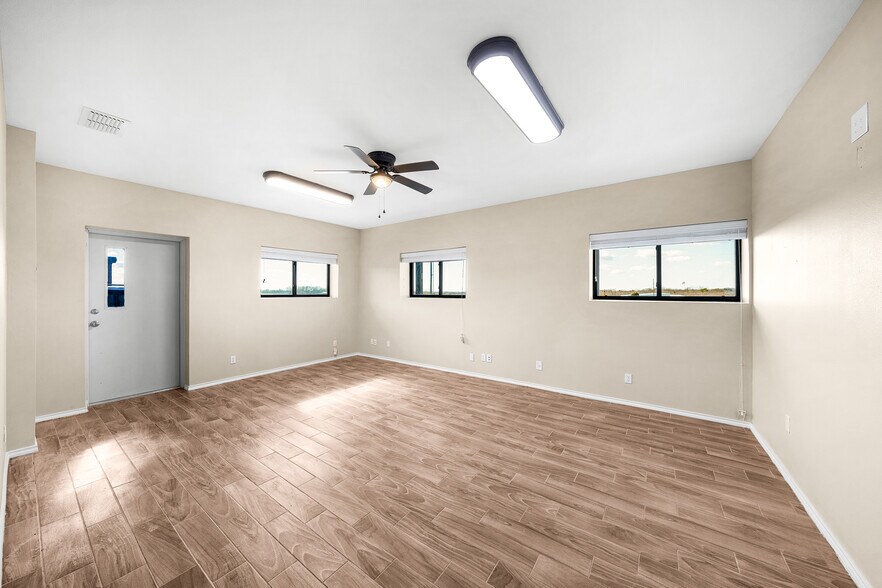 More Photos Of 11639 E US Highway 175, Kemp Flex For Lease