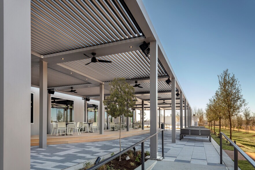 More Photos Of 1500 W Parkwood Ave, Friendswood Office For Lease