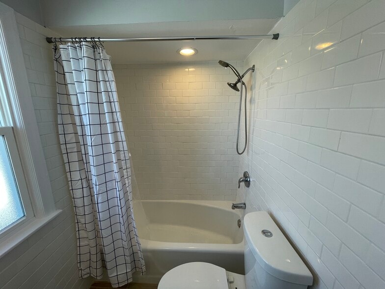 More Photos Of 215 N Waukegan Rd, Lake Bluff Convenience Store For Sale