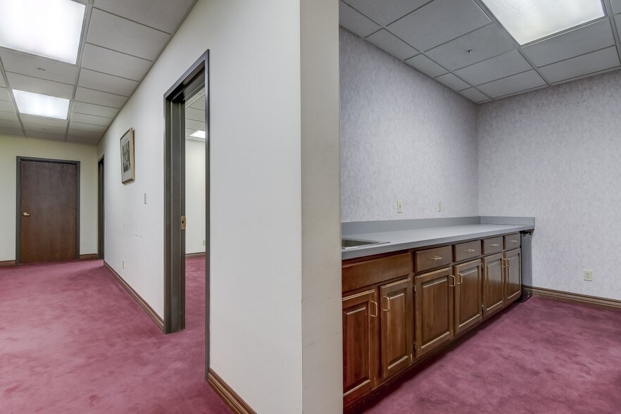 More Photos Of 200 S 6th St, Springfield Office For Lease