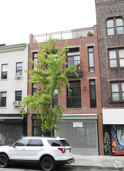 Primary Photo Of 276 Grand St, Brooklyn Storefront Retail Residential For Lease