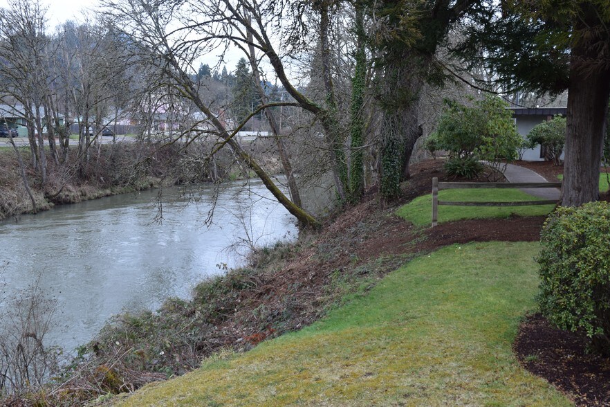 More Photos Of 303 E Main St, Cottage Grove Freestanding For Lease