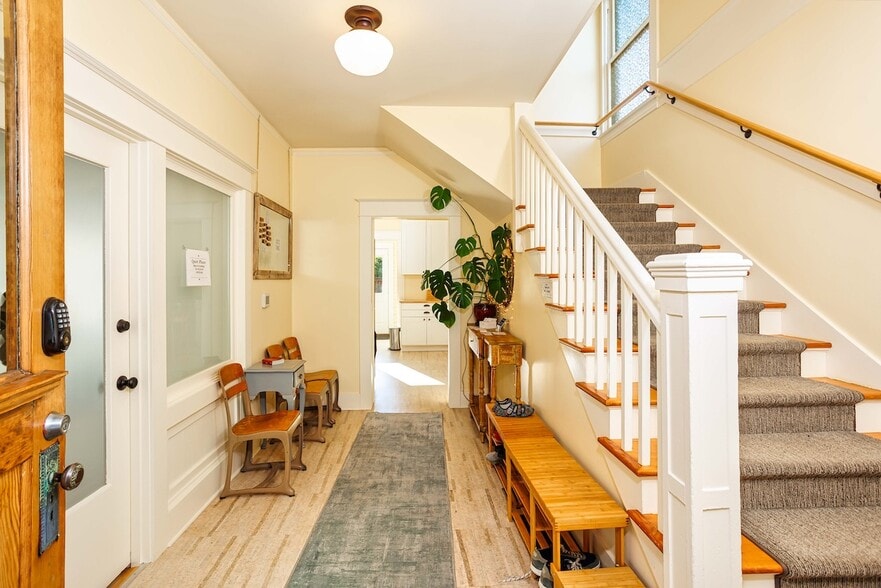 More Photos Of 510 NE Dekum St, Portland Office For Sale