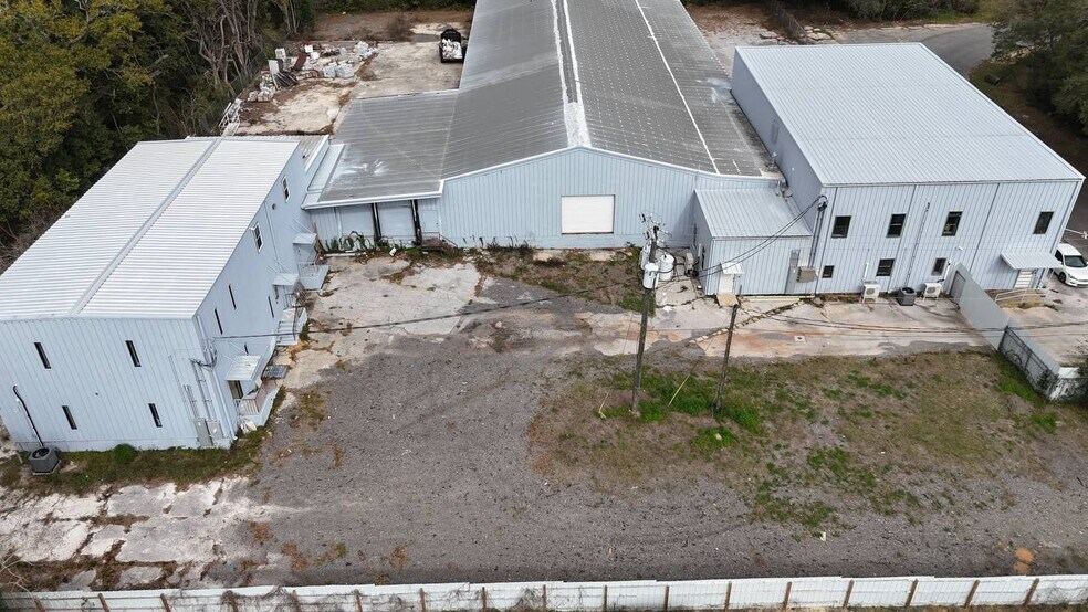 More Photos Of 2800 Delano St, Pensacola Warehouse For Lease