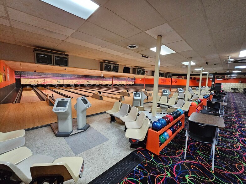 More Photos Of 1901 Indianapolis Ave, Lebanon Bowling Alley For Sale