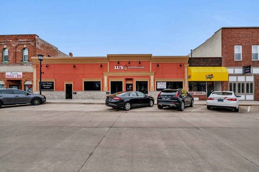 More Photos Of 152 E Main St, Dwight Bar For Lease