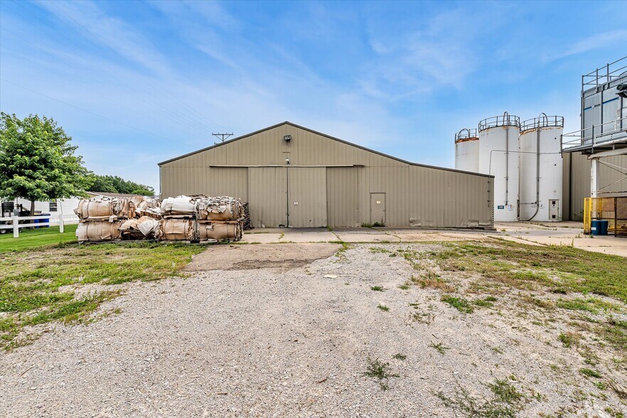 More Photos Of 202 1st St S, Kalona Manufacturing For Sale