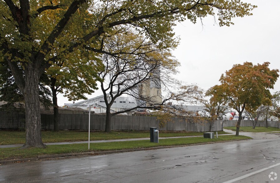 More Photos Of 2929 S Chase Ave, Milwaukee Warehouse For Sale