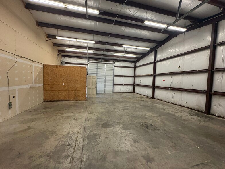 More Photos Of 4910 Roadrunner Rd, Fort Worth Showroom For Lease