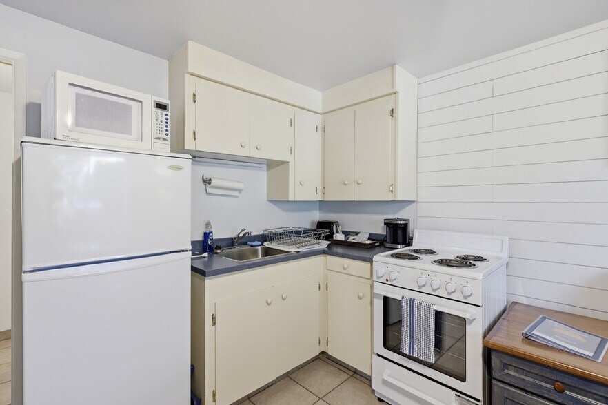 More Photos Of 7001 Savona Access Rd, Thompson-Nicola Hotel For Sale