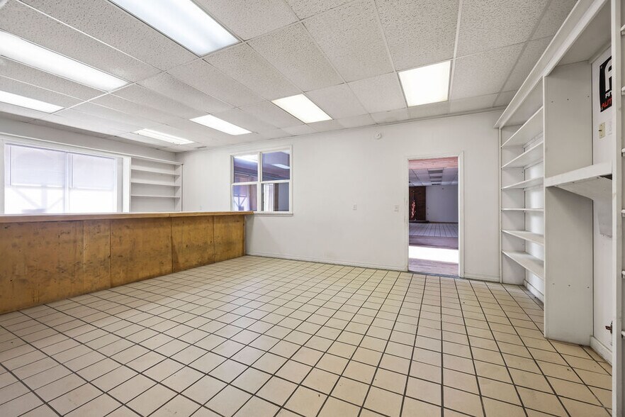 More Photos Of 121 S Nelson Ave, Gentry Light Manufacturing For Lease