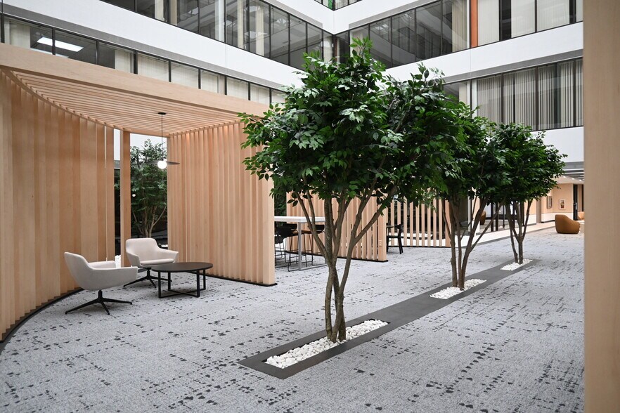 More Photos Of 17197 N Laurel Park Dr, Livonia Office For Lease