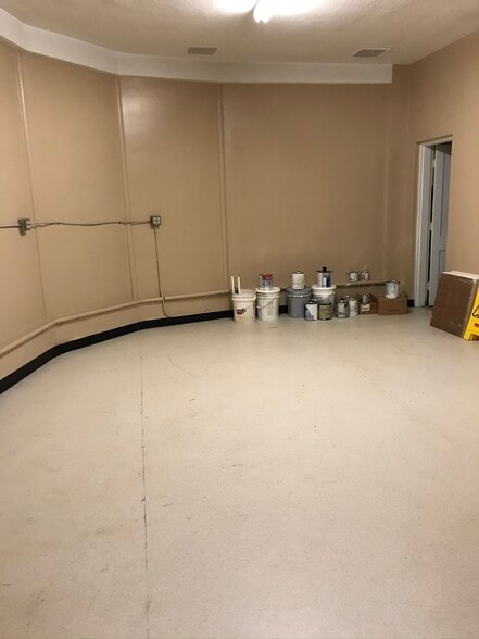 More Photos Of 472 Grimes Blvd, Lexington Warehouse For Lease