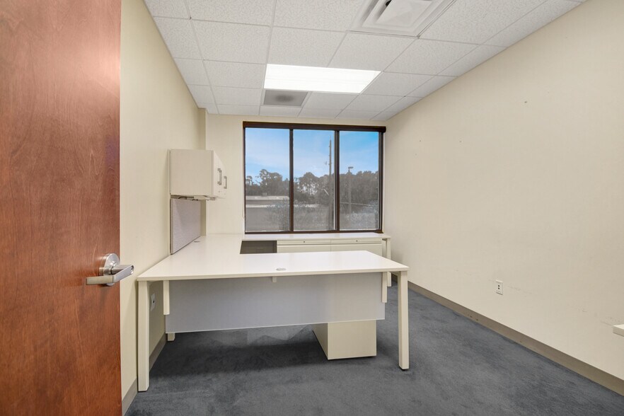 More Photos Of 9512 Sunbeam Center Dr, Jacksonville Office For Lease