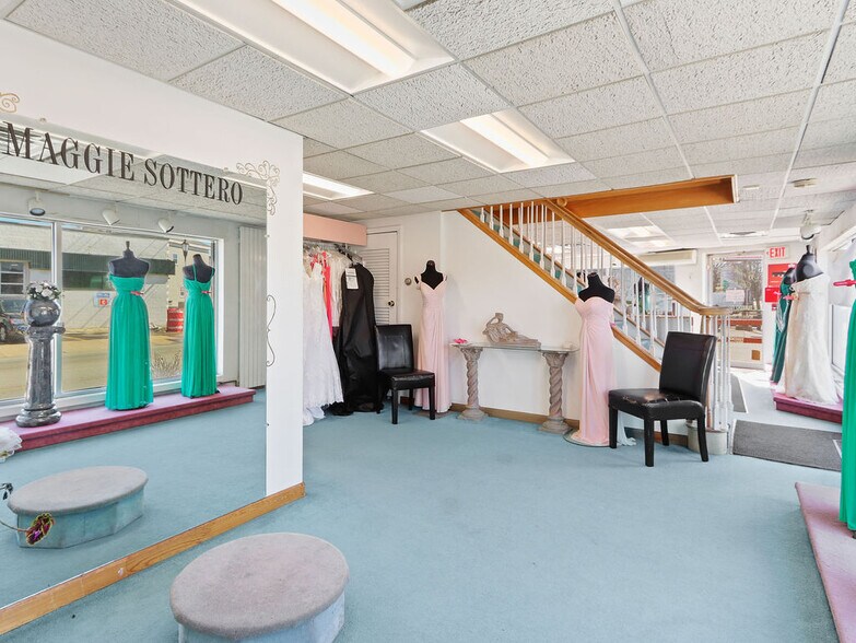 More Photos Of 205 Lexington St, Waltham General Retail For Lease