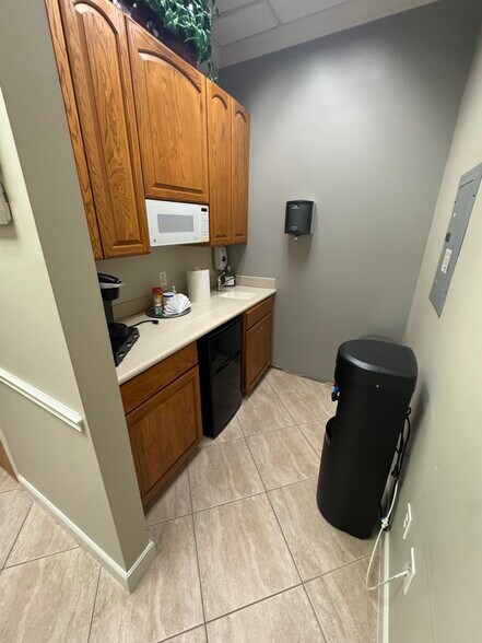 More Photos Of 2770 Horseshoe Dr S, Naples Office For Lease