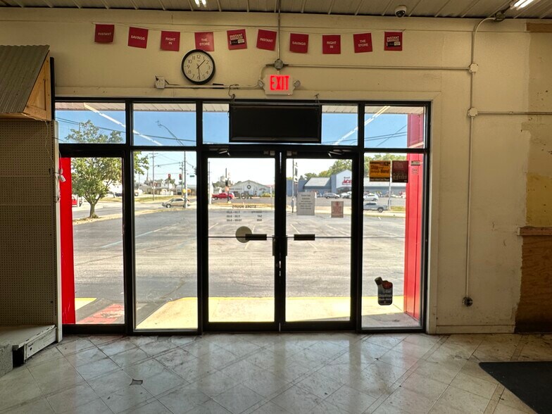 More Photos Of 105 S Forest Ave, Brazil Freestanding For Sale