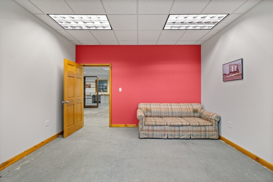 More Photos Of 9505 Emahiser rd, Caledonia Distribution For Sale