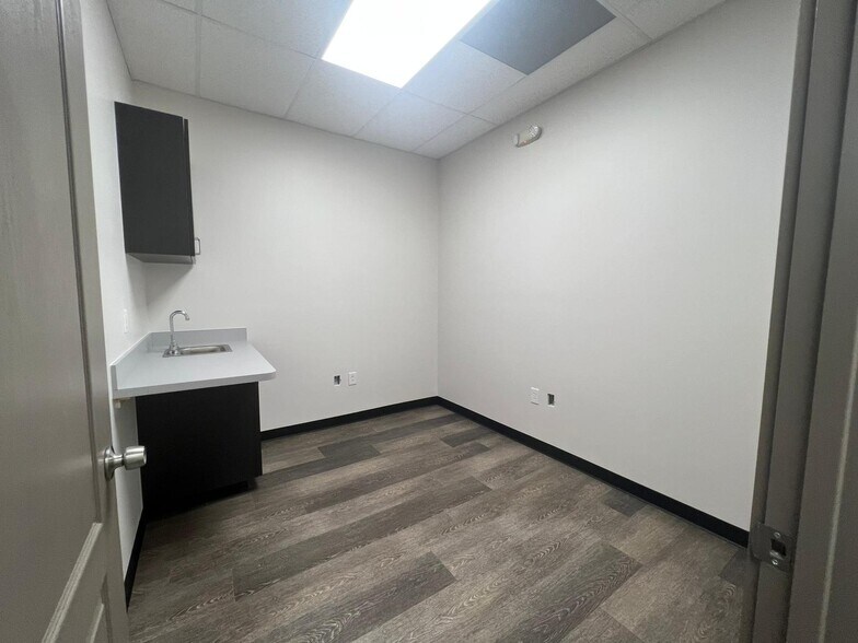 More Photos Of 600 E Amber St, San Antonio Medical For Lease