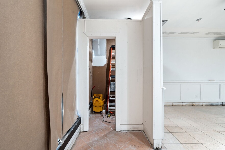 More Photos Of 2100 Clove Rd, Staten Island Storefront For Lease