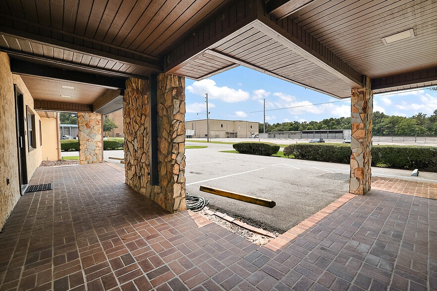 More Photos Of 400 Webster St, Leesburg Office For Lease