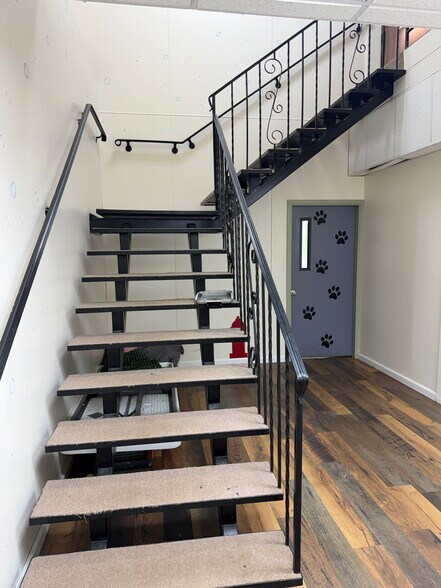 More Photos Of 104 Woodward Hill Rd, Edwardsville Office For Sale