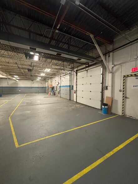 More Photos Of 3885 Industrial Ave, Rolling Meadows Warehouse For Lease
