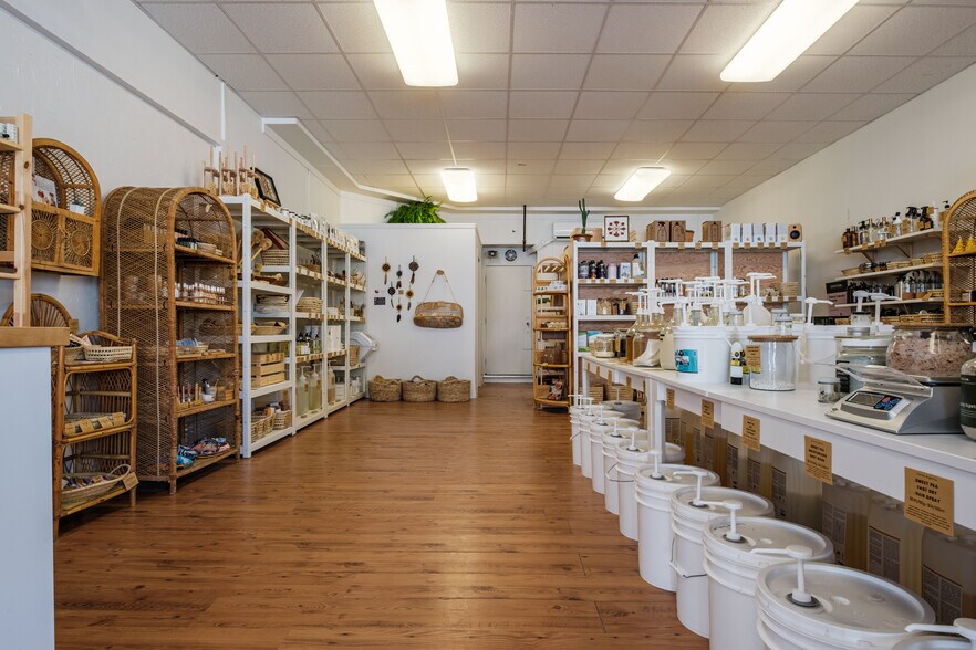 More Photos Of 155-159 Wellington St, Kingston Storefront Retail Residential For Lease