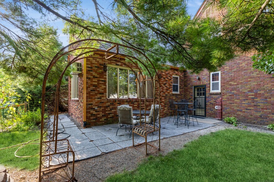 More Photos Of 324 1st St, Des Moines General Retail For Sale