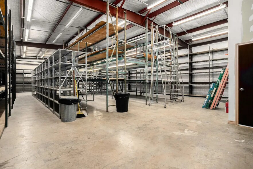 More Photos Of 124 S Nolan River Rd, Cleburne Flex For Lease