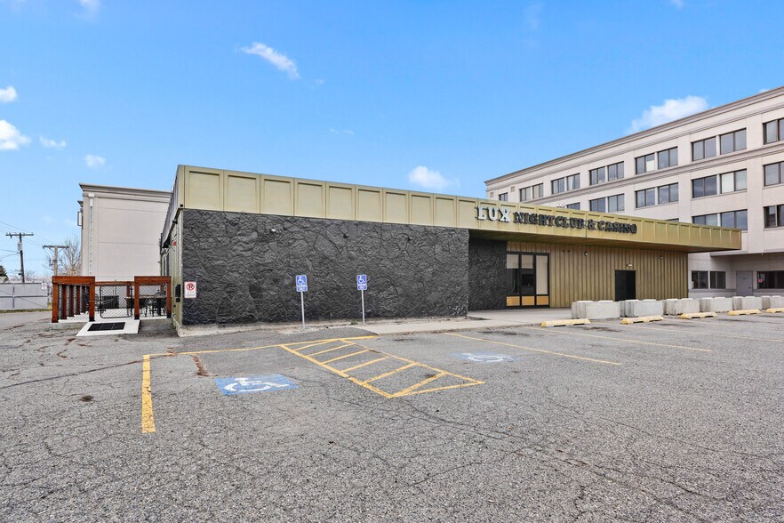 More Photos Of 801 N Fee St, Helena Bar For Sale