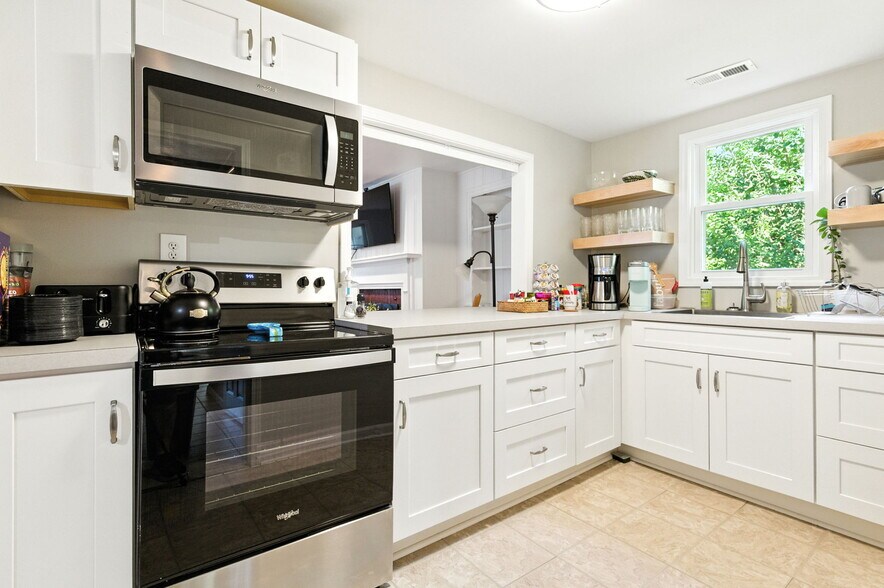 More Photos Of 409 Marquette Dr, Louisville Office For Sale