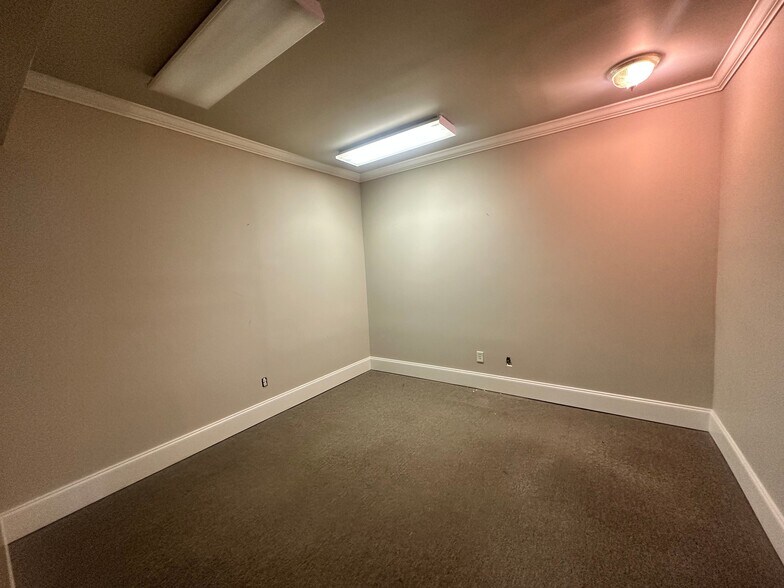 More Photos Of 327 Dahlonega St, Cumming Office For Lease